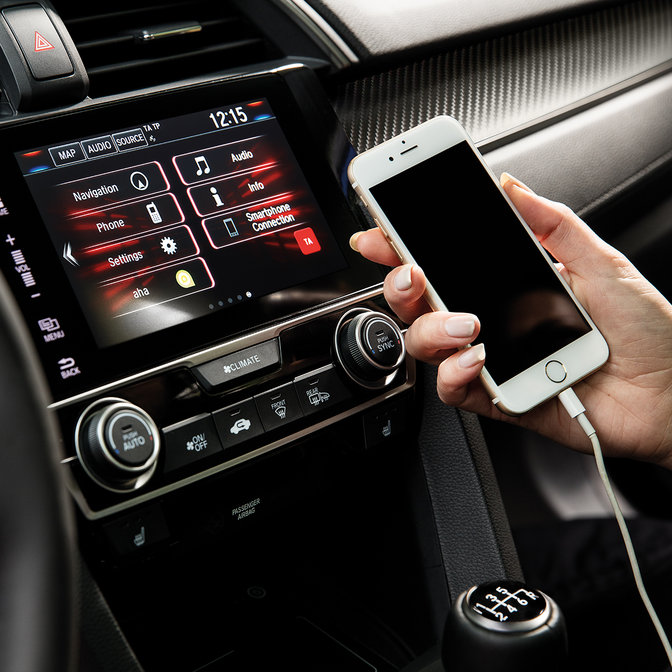 Zbliżenie systemu informacyjno-rozrywkowego Honda CONNECT z funkcją Apple iPlay.