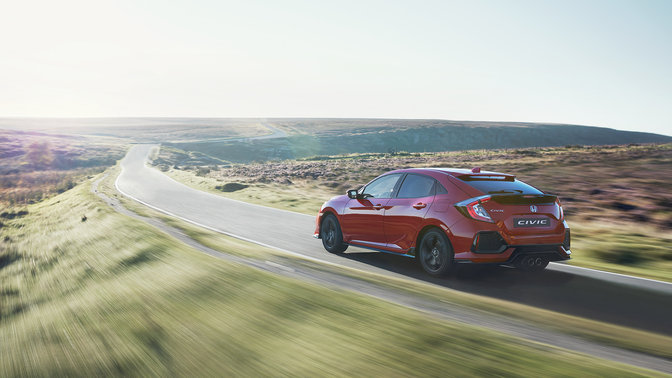 Honda Civic z tyłu. Na drodze poza miastem.