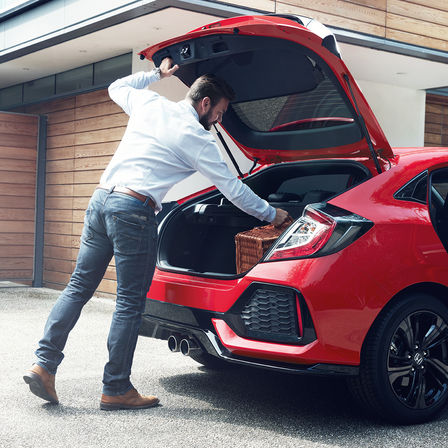 Honda Civic z tyłu –– zdjęcie bagażnika.