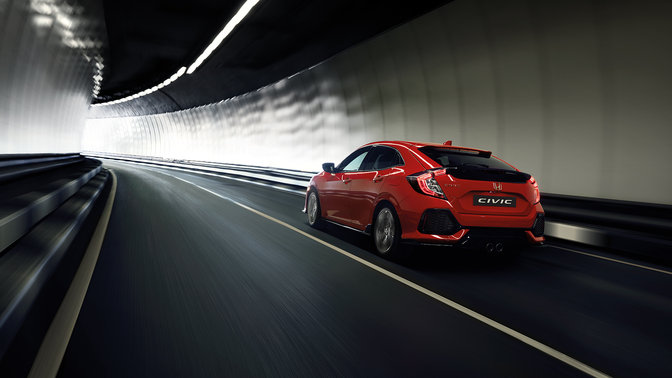Honda Civic z tyłu w trakcie jazdy w tunelu.