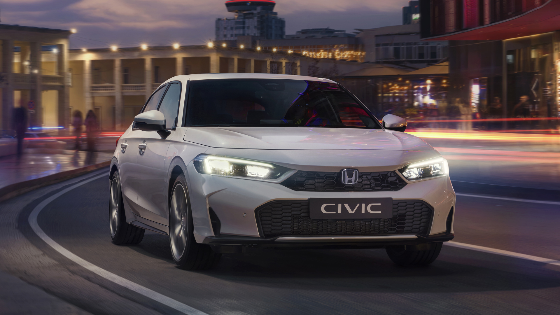 Civic Hybrid w mieście, na drodze, o świcie