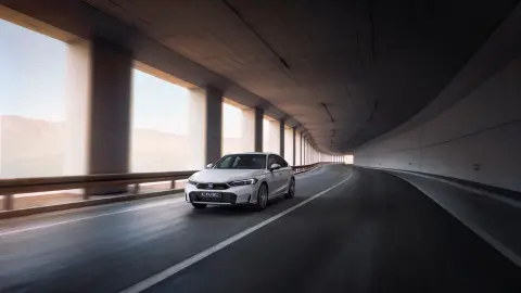 Honda Civic Hybrid jadąca ulicą.