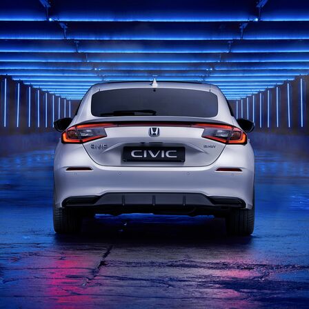 Widok z tyłu na Hondę Civic e:HEV hatchback.