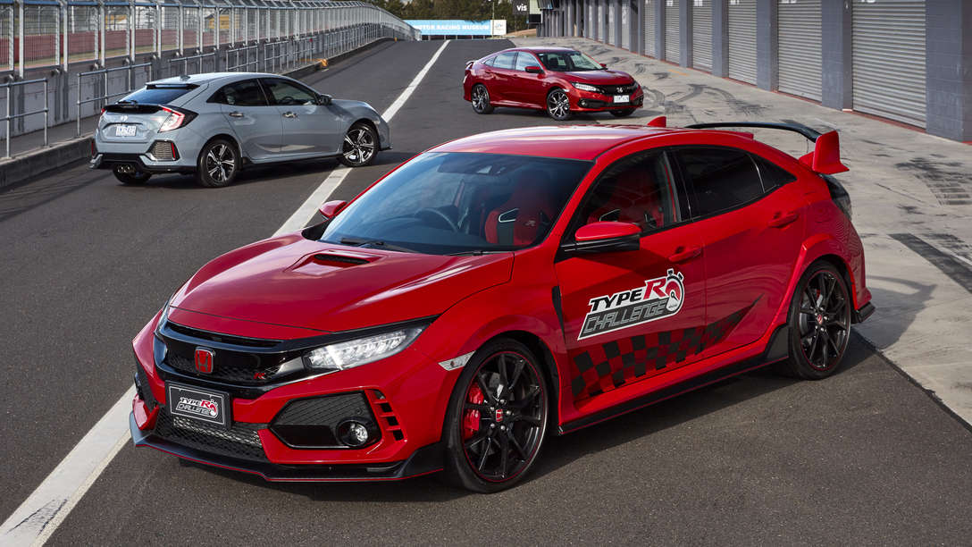 Ilustracja: Honda Civic Type R na torze Nürburgring widziana z przedniego profilu.