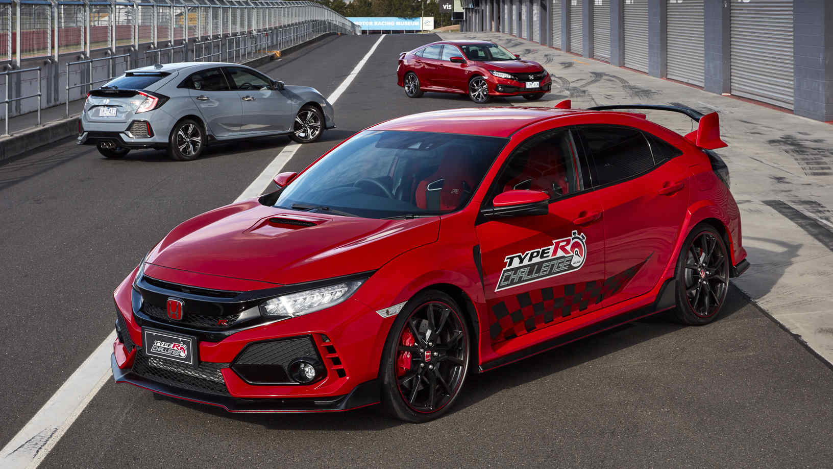 Ilustracja: Honda Civic Type R na torze Nürburgring widziana z przedniego profilu.