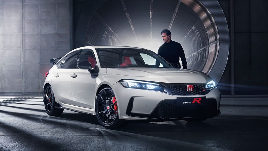 Widok z przodu z boku na Hondę Civic Type R zaparkowaną w tunelu 