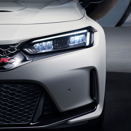 Zbliżenie na reflektor Hondy Civic Type R.