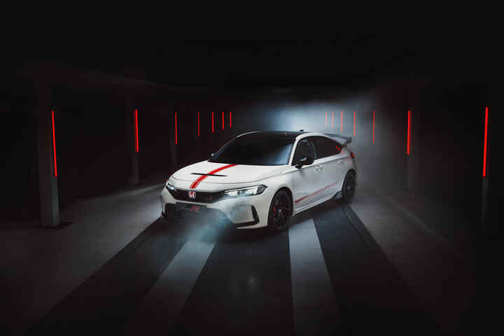 Widok z przodu na Hondę Civic Type R zaparkowaną w tunelu. 