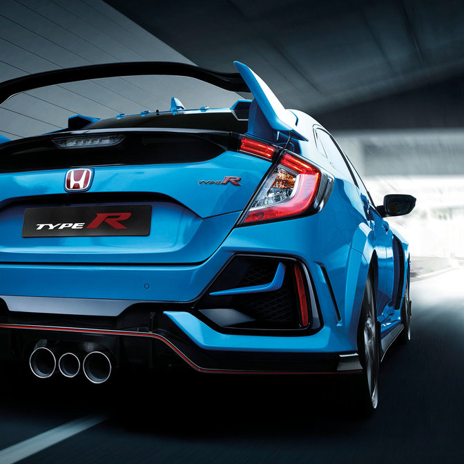 Zdjęcie Hondy Civic Type R na zewnątrz.