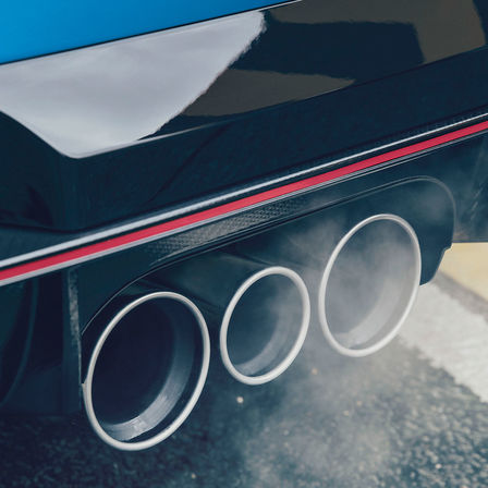 Zbliżenie na wydech Hondy Civic Type R.