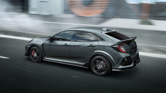 Widok z tyłu i boku na szarą Hondę Civic Type R GT.