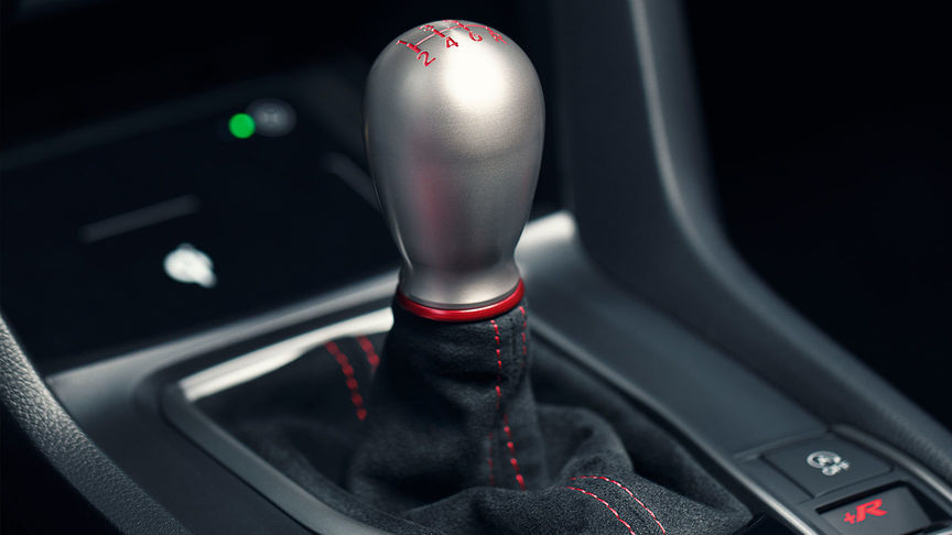 Zbliżenie na drążek zmiany biegów Hondy Civic Type R.