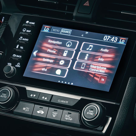 Zbliżenie na ekran Honda CONNECT Hondy Civic Type R.