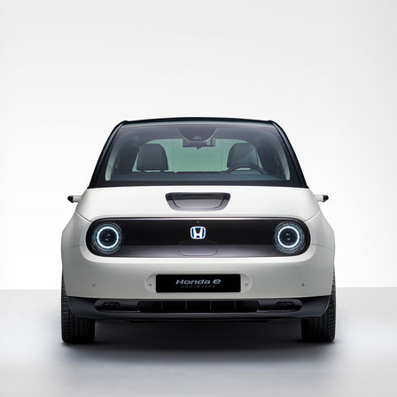 Honda e - widok studyjny przedstawiający samochód z przodu