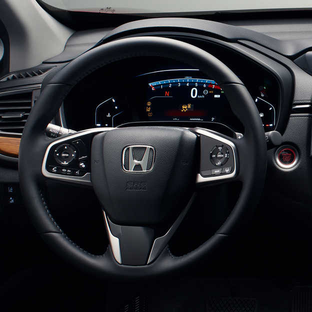 Honda CR-V — zbliżenie na kierownicę i elementy sterujące.