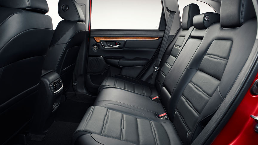 Honda CR-V — ujęcie boczne pokazujące przestronniejsze wnętrze.