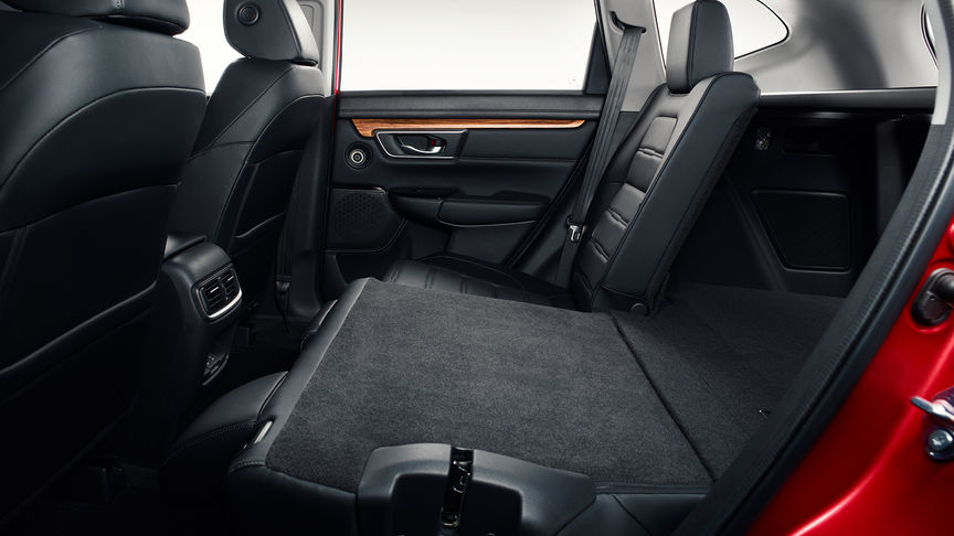 Honda CR-V — ujęcie boczne wnętrza ze złożonymi fotelami tylnymi.