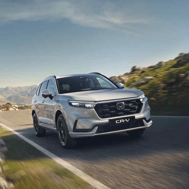 Honda CR-V e:HEV jadąca ulicą.
