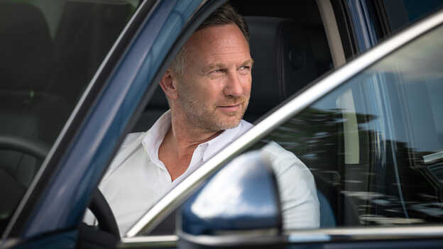 Christian Horner we wnętrzu Hondy Hybrid SUV