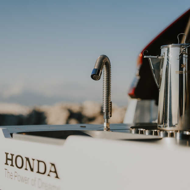 Christian Horner we wnętrzu SUV-a Honda Hybrid