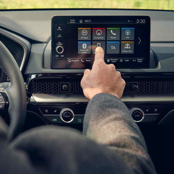 Zbliżenie na system informacyjno-rozrywkowy w hybrydowej Hondzie CR-V.