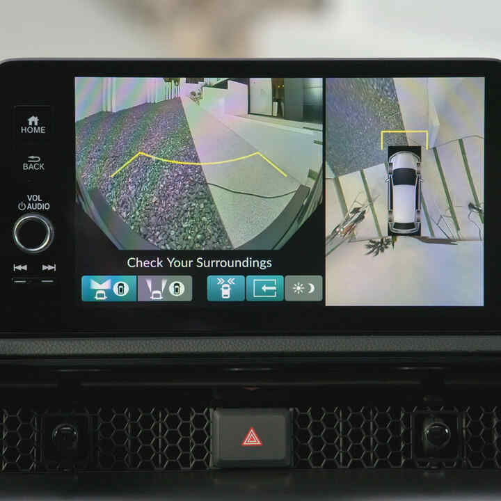 Zbliżenie na system kamer Multi-View w hybrydowej Hondzie CR-V.