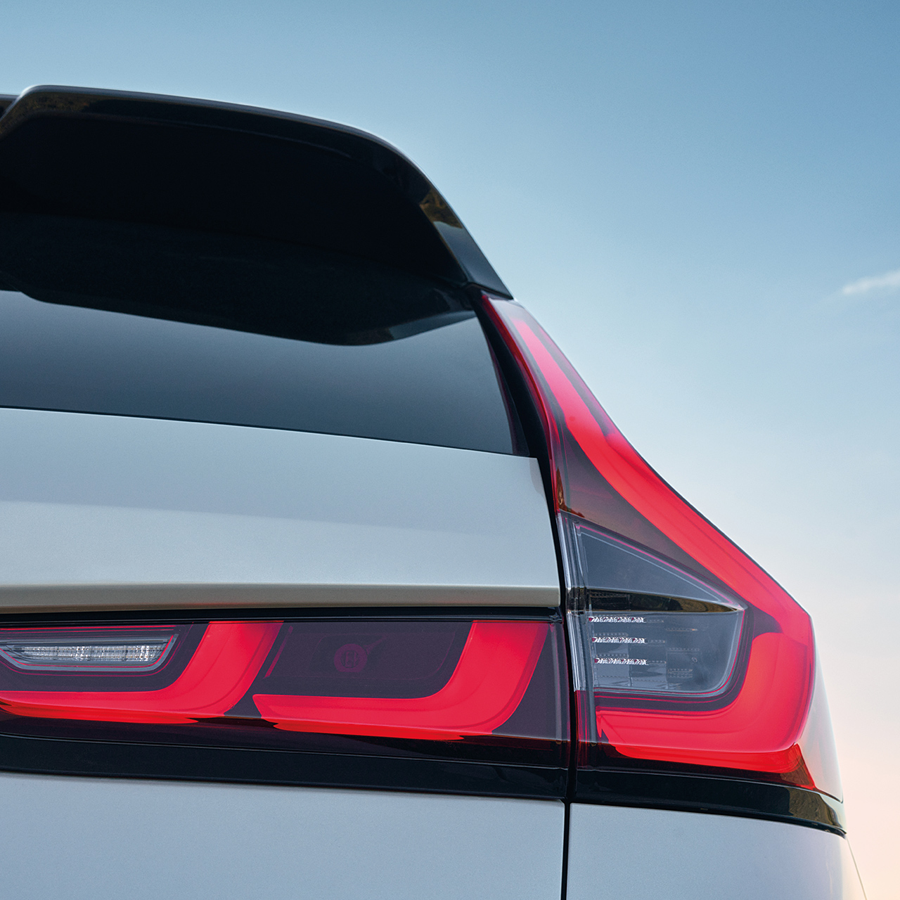 Hybrydowy SUV CR-V - zbliżenie na zewnętrzne tylne światła.