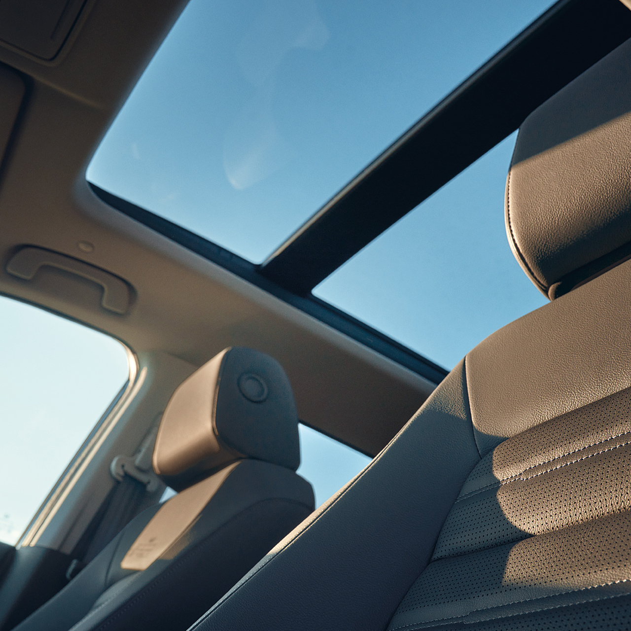 Hybrydowy SUV CR-V - zdjęcie wnętrza z widocznym panoramicznym szklanym dachem.