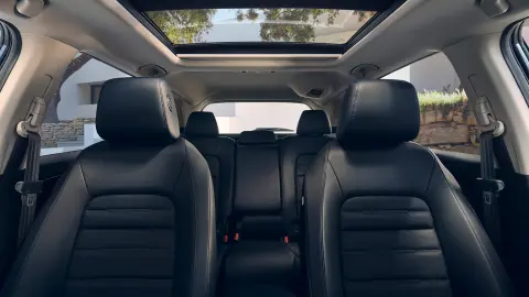 Hybrydowy SUV CR-V - zbliżenie na podgrzewane przednie i tylne skórzane fotele.
