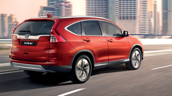Honda CR-V z tylnej perspektywy. Ilustracja przedstawiająca samochód w mieście.