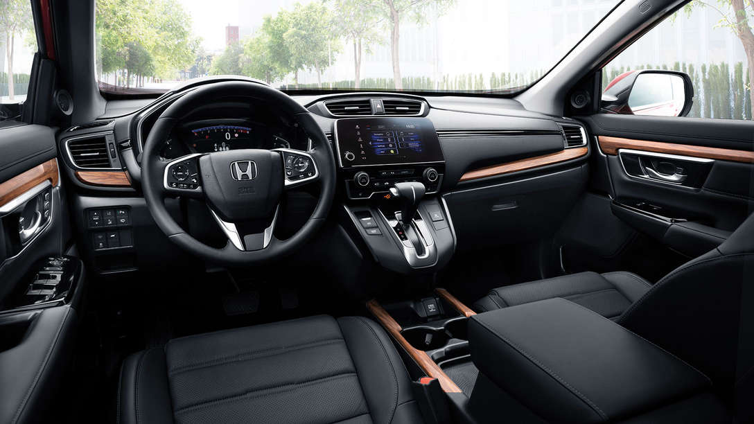 Honda CR-V w mieście — zbliżenie przedstawiające deskę rozdzielczą.