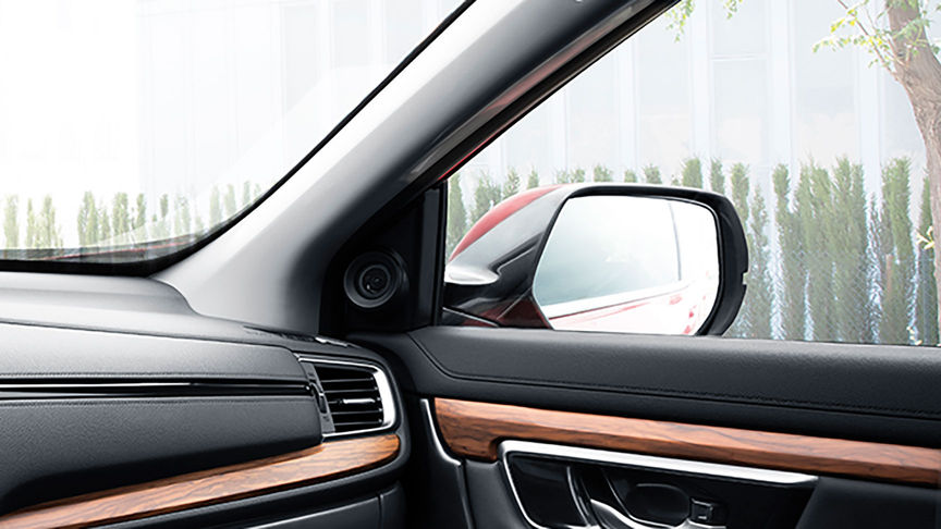 Honda CR-V — zbliżenie przedstawiające lusterko boczne.