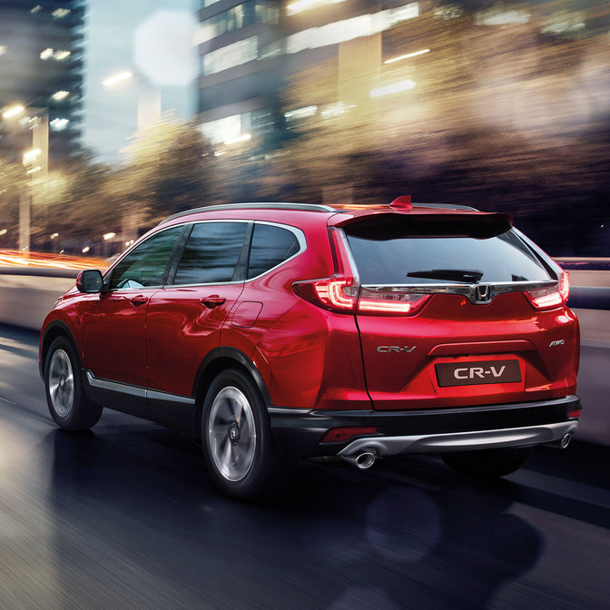 Honda CR-V z tylnej perspektywy w mieście.