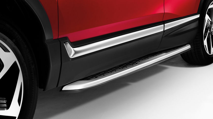 Honda CR-V — zbliżenie przedstawiające stopnie boczne nadwozia.