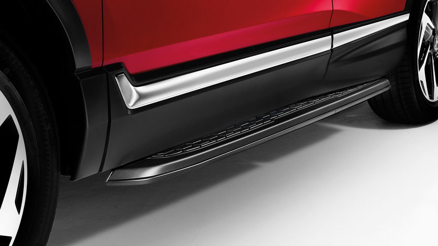 Honda CR-V — zbliżenie przedstawiające czarne stopnie boczne nadwozia.
