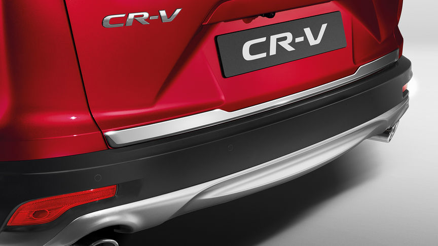 Honda CR-V — zbliżenie przedstawiające elementy dekoracyjne pokrywy bagażnika.