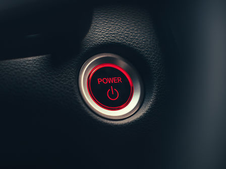 Zbliżenie przedstawiające przycisk uruchamiania Hondy CR-V Hybrid.