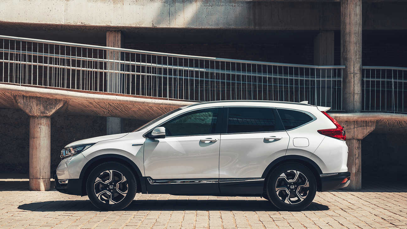 Widok z boku na Hondę CR-V Hybrid na ulicy.