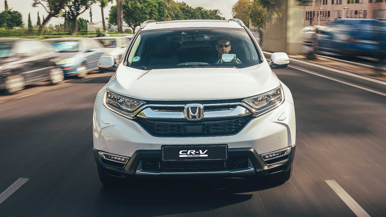Widok z przodu na Hondę CR-V Hybrid na ulicy.