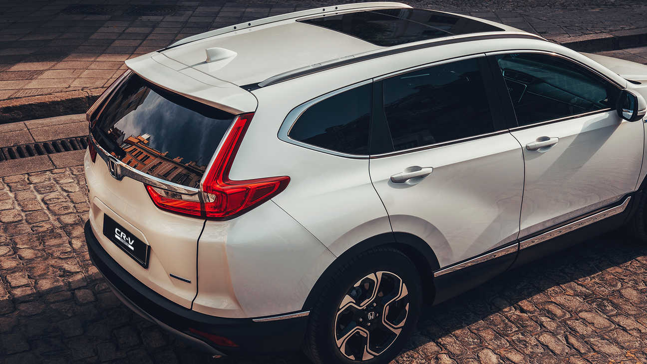 Widok z tyłu na Hondę CR-V Hybrid na ulicy.