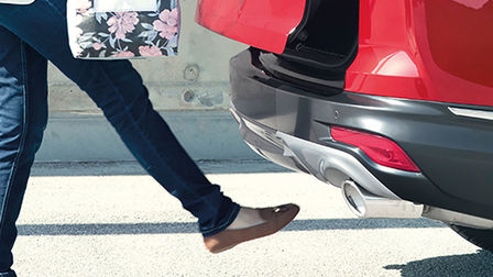 Zdjęcie bagażnika Hondy CR-V Hybrid otwieranego bez użycia rąk.