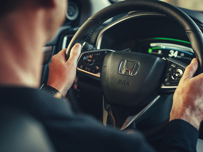Zbliżenie przedstawiające kierownicę Hondy CR-V Hybrid.