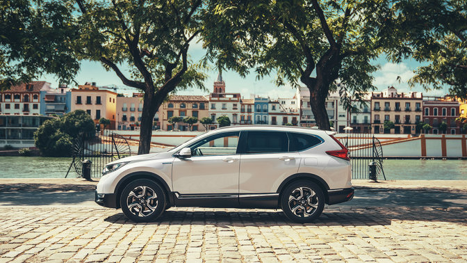 Widok z boku na Hondę CR-V Hybrid na ulicy.