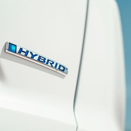 Zbliżenie na logo Hondy CR-V Hybrid.