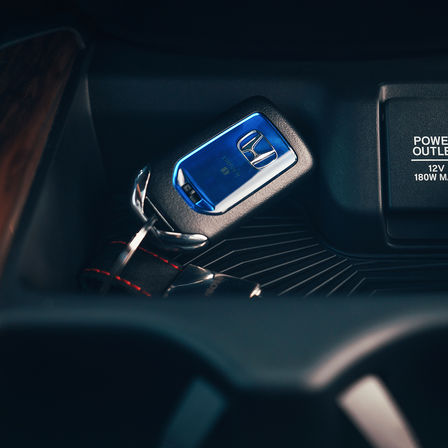 Zbliżenie na kluczyki Hondy CR-V Hybrid.