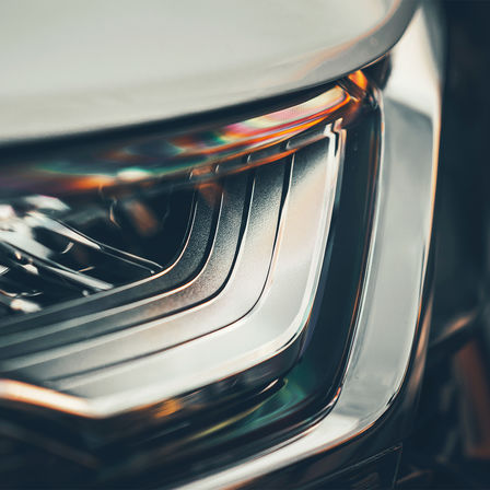 Zdjęcie przednich świateł Hondy CR-V Hybrid.