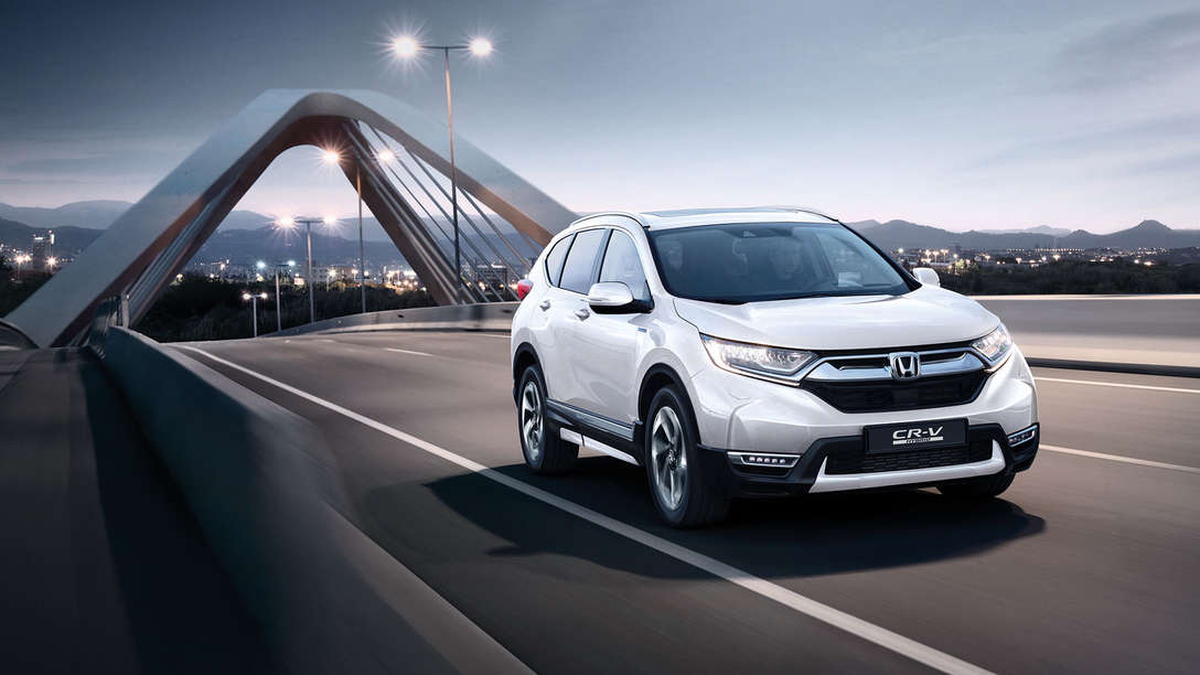 Zdjęcie Hondy CR-V Hybrid na ulicy.