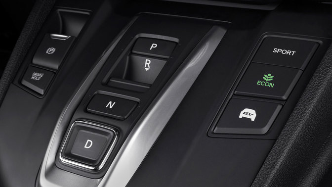Zbliżenie przedstawiające konsolę Hondy CR-V Hybrid.