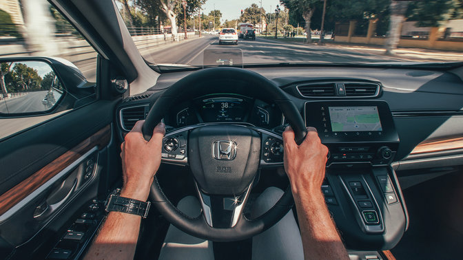 Zbliżenie na wnętrze Hondy CR-V Hybrid na ulicy.
