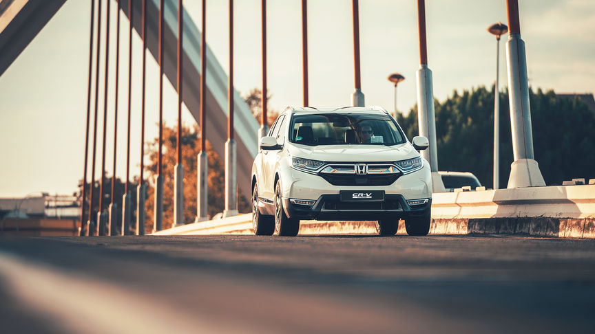 Zdjęcie Hondy CR-V Hybrid na ulicy.